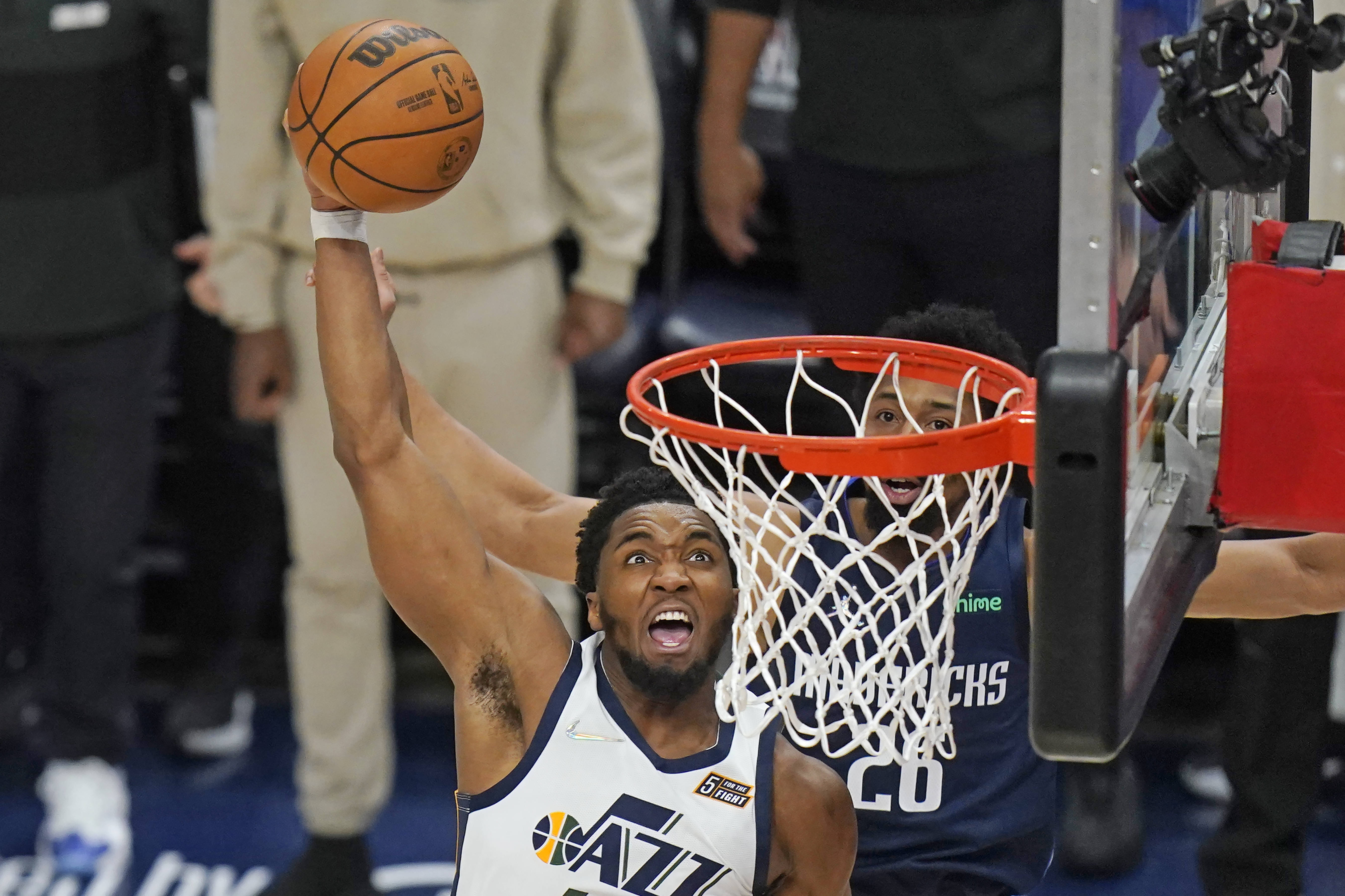 独行侠完胜山西队，米切尔带队取胜