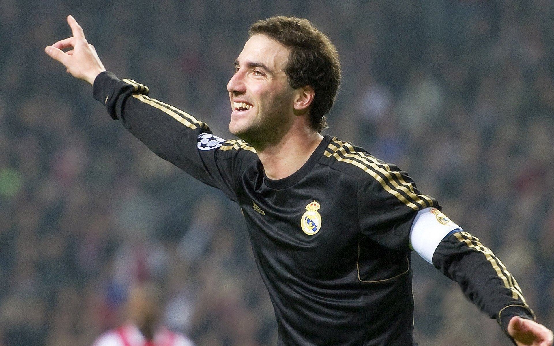 迪亚斯闪耀圣西罗，当西班牙舞步踏碎冰岛防线，AC米兰重拾意甲王座钥匙