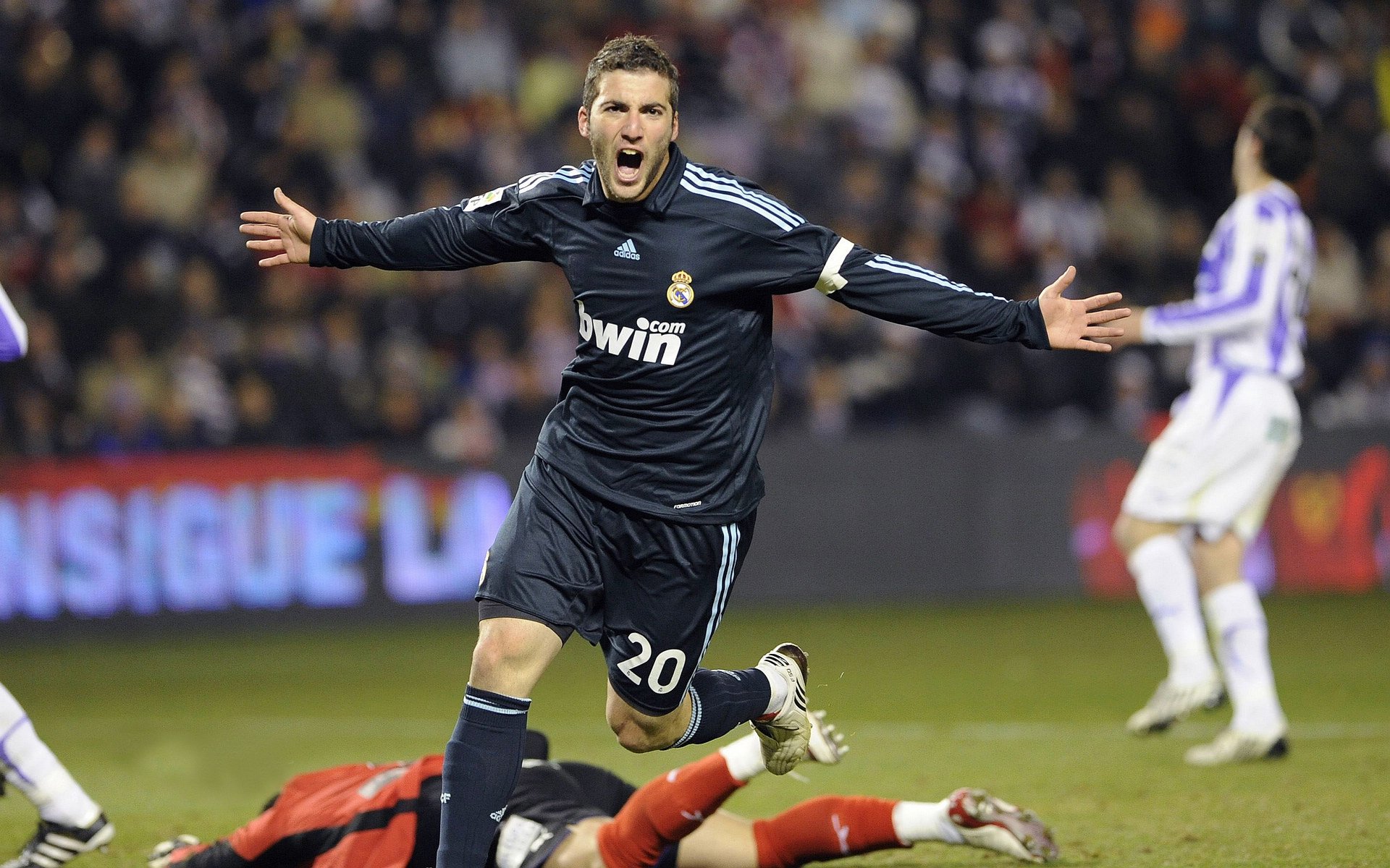 爱德华兹的咆哮，当公牛的铁血遇上马刺的沉默，篮球的未来已提前揭晓